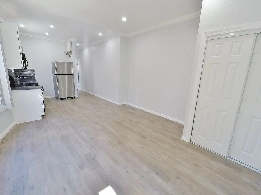1 Month Free! Remodeled 1BR w/ Modern Kitchen in Vibrant Uptown — Photo 3