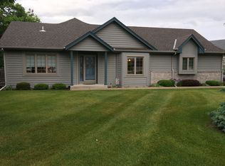 N30W23030 Pineview Cir, Pewaukee, WI 53072