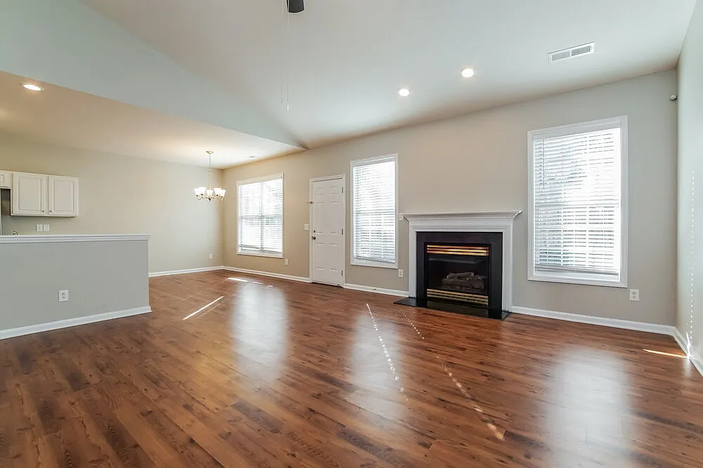 3 bed, 2.0 bath, 1938 sqft, $2,115 — Photo 4
