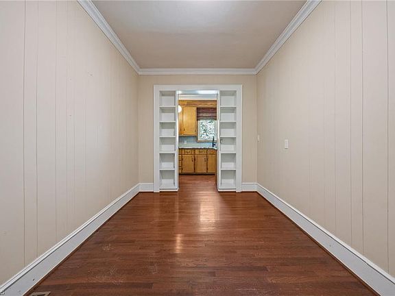 11th image of 224 W Colonial Dr