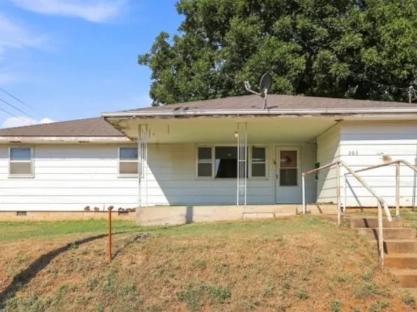 303 N C St, Yale, OK 74085