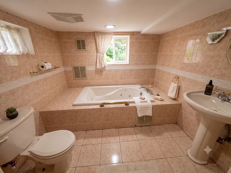 400 Thompson Ave — Photo 6