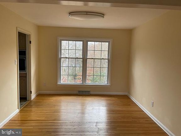5th image of 302 Greenwood Dr