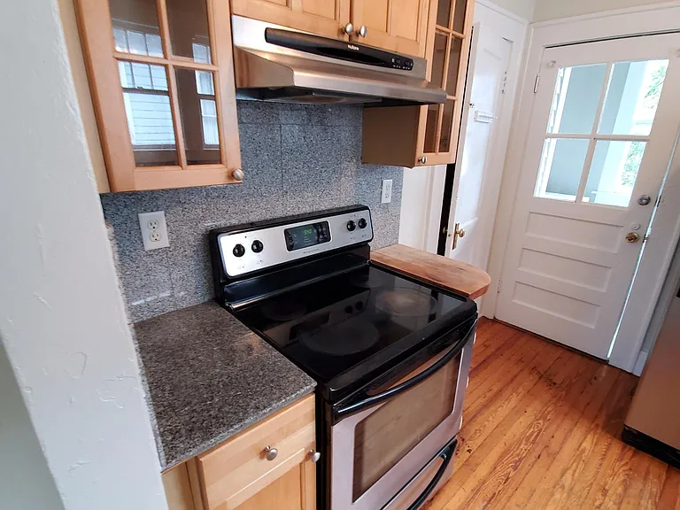 807 E 39th St — Photo 12