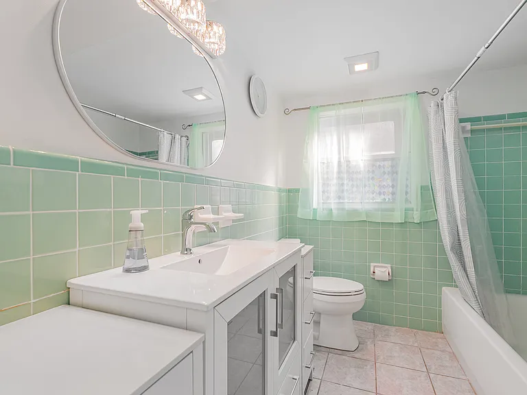 1st Floor Full Bathroom