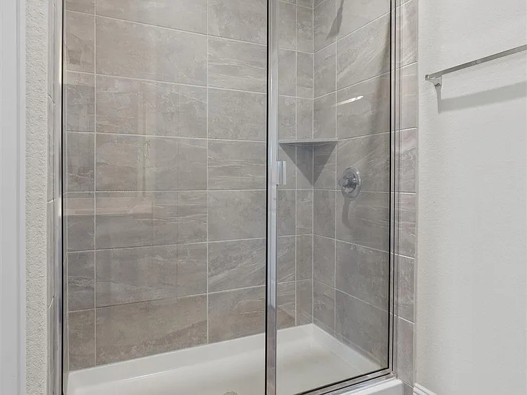 205 Riverhill Cv — Photo 29