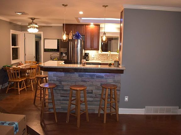 4th image of 161 Joanne Ln