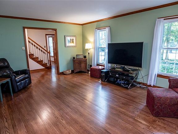 5th image of 825 Elaine Ave