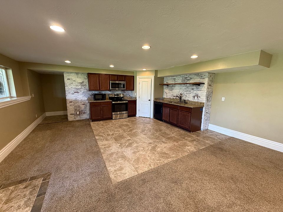 kitchen, Dining, Family room.