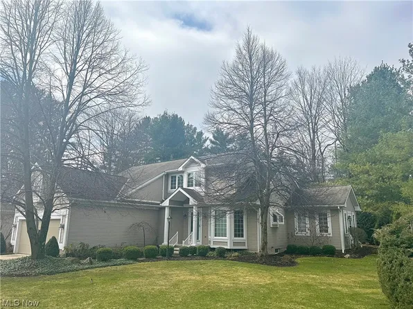 305 Greenway Dr, Chardon, OH 44024