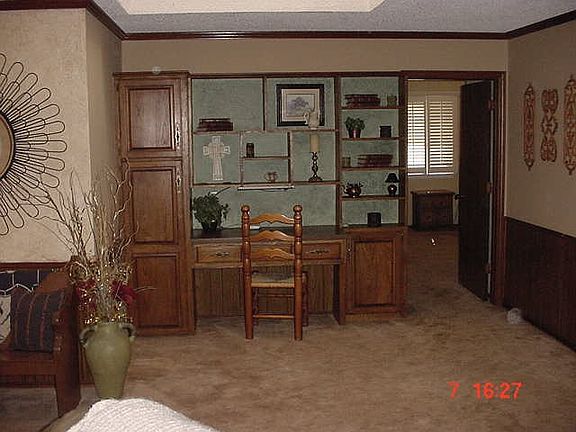4th image of 325 Douglas St
