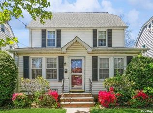 38 Temple St, Williston Park, NY 11596