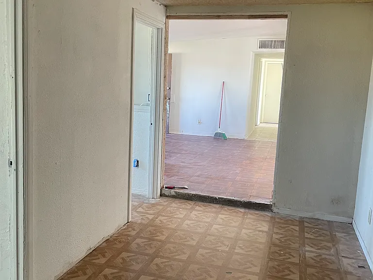 21281 Park Ave — Photo 16