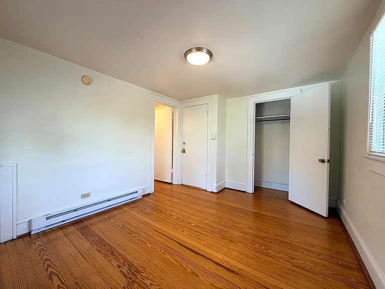 321 W Burke St #4 — Photo 8