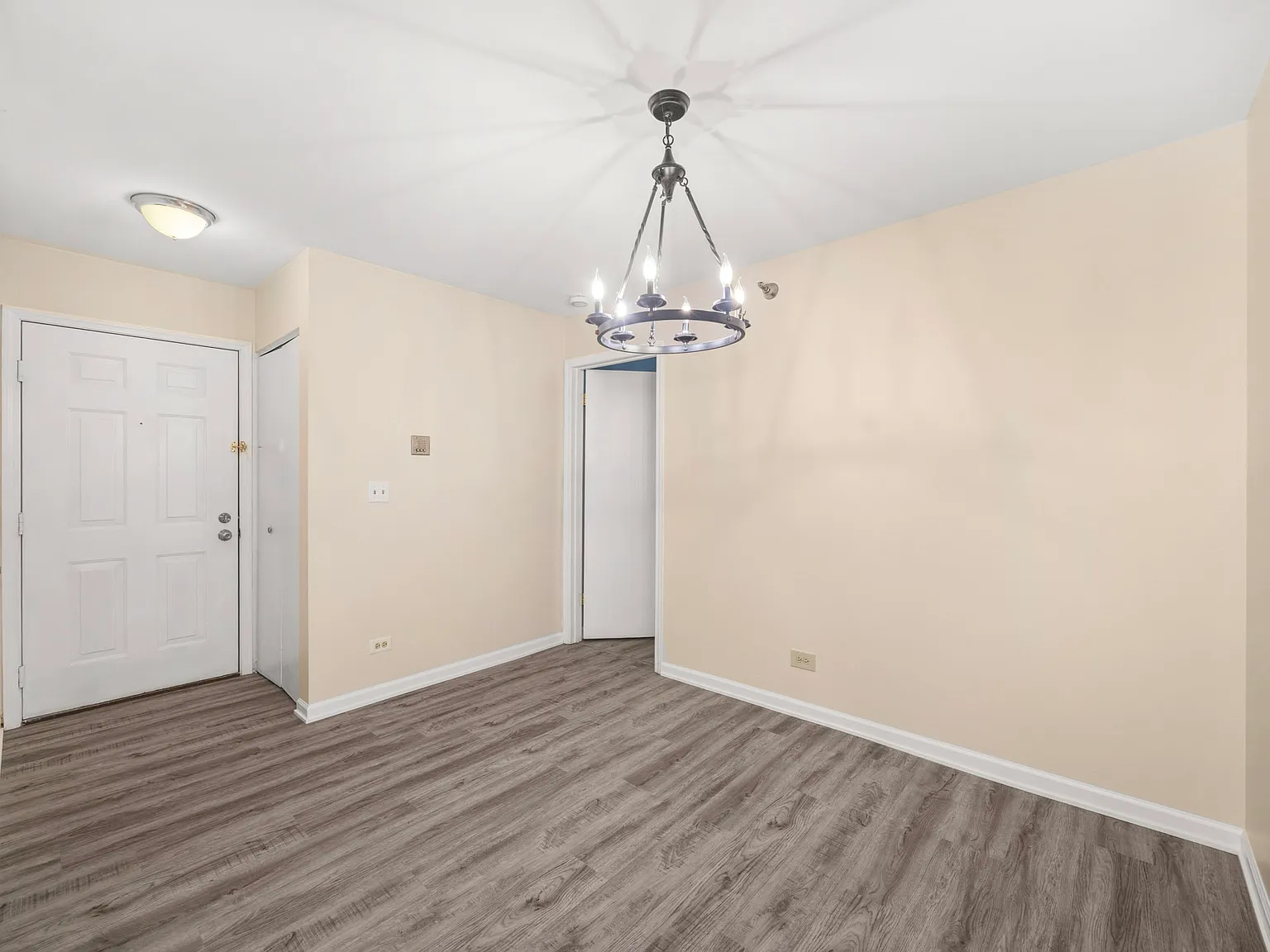 3 bed, 1131 sqft, $2,300 — Photo 3