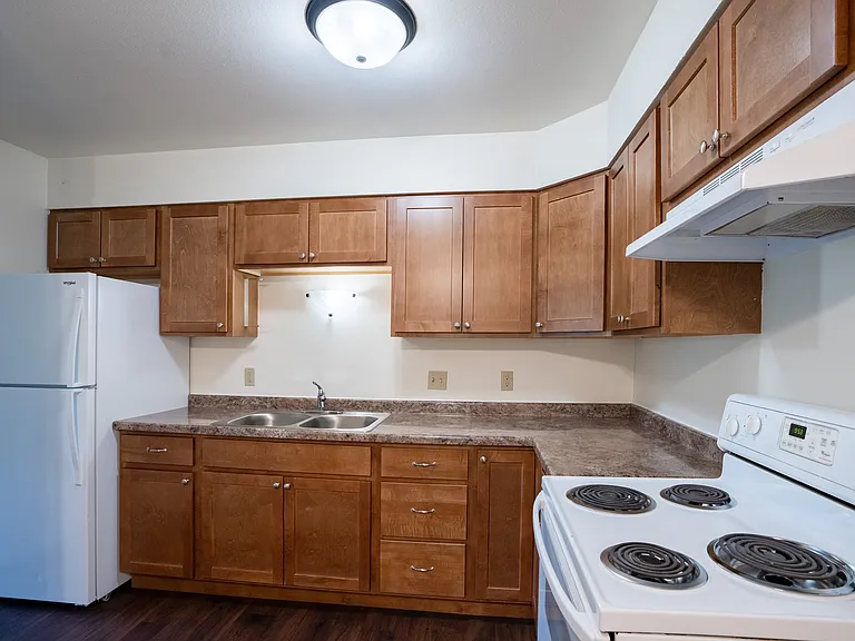 Fargo, ND Crown Court 1 Apartments | Kitchen