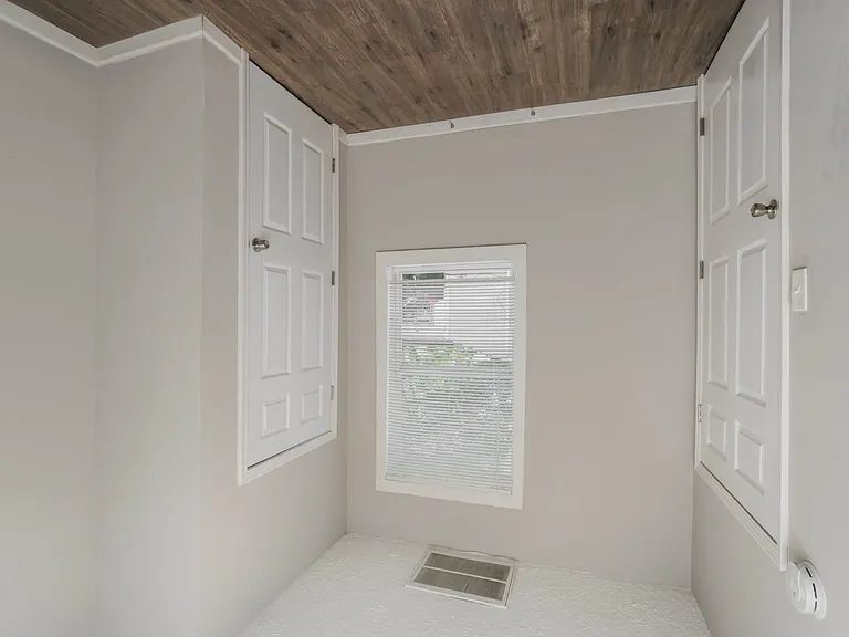 634 W 8th St — Photo 5