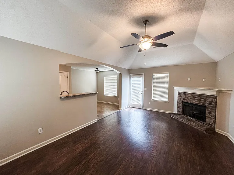 1532 Pemberton Ln — Photo 2