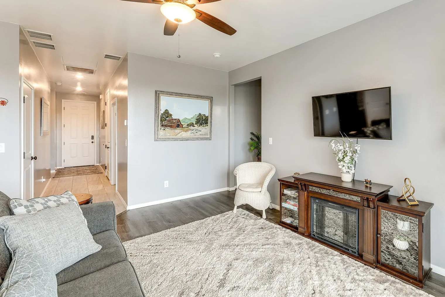 3 bed, 2.0 bath, 1550 sqft, $5,371 — Photo 2