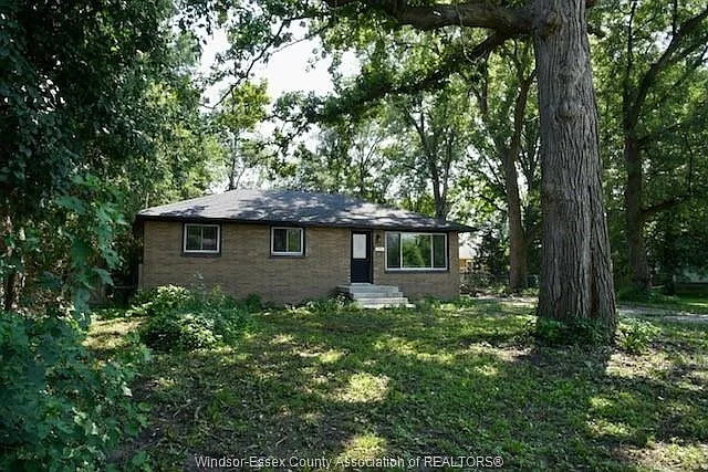 955 Roseland Dr S — Photo 3
