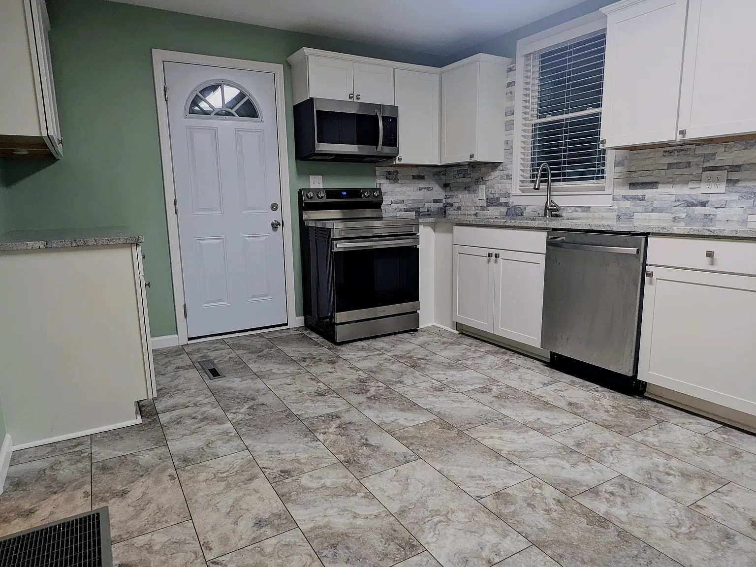 3 bed, 1015 sqft, $1,850 — Photo 2