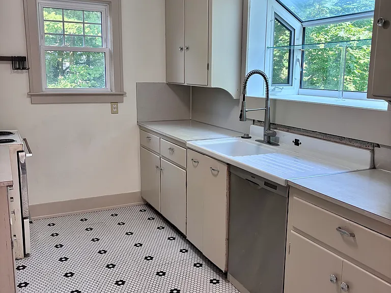 906 Pauline Blvd — Photo 5