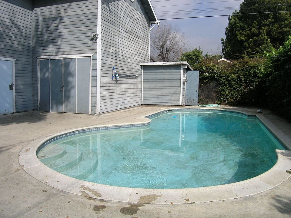 Cross fenced pool for summer BBQ parties
