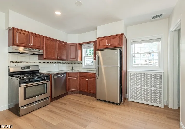 160 Bloomfield Ave #B — Photo 8