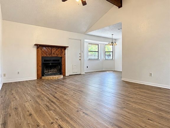 2nd image of 904 Hackberry St