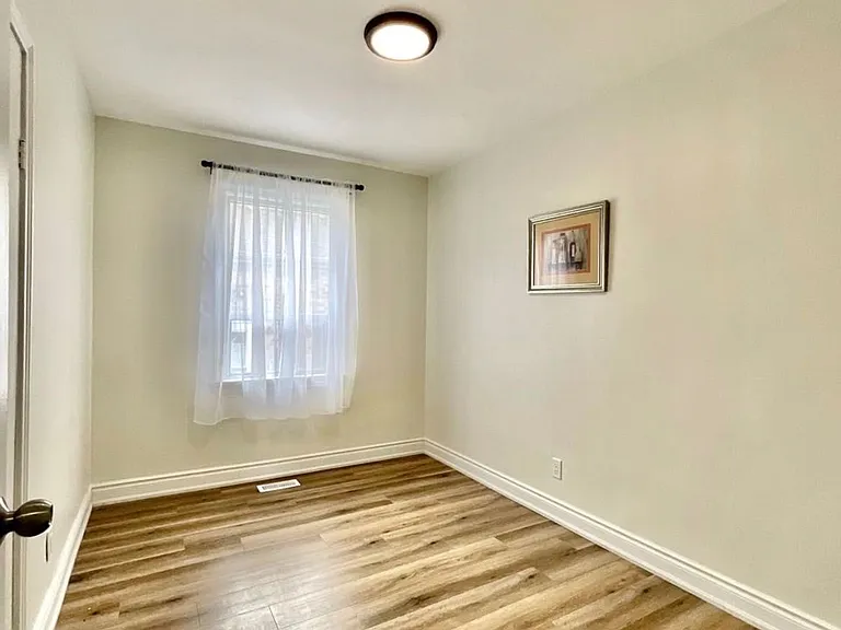 37 Bayard Ave #MAIN FLOOR — Photo 8