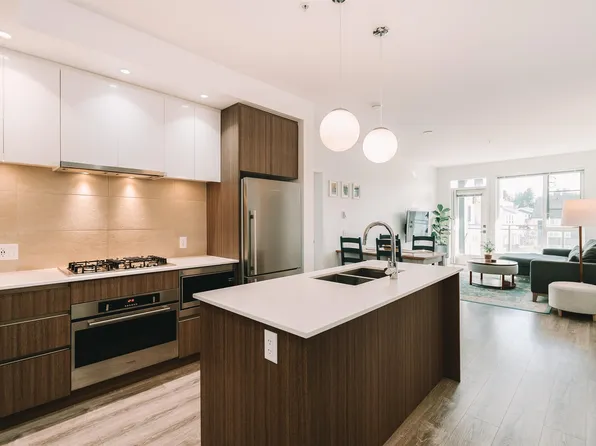 516 Foster Ave #402, Coquitlam, BC V3J 0H8