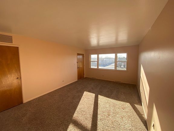2nd image of 1609 Sheffield Ave #2N