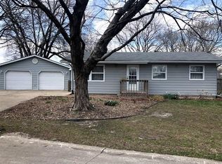 606 Spruce Dr, Pella, IA 50219