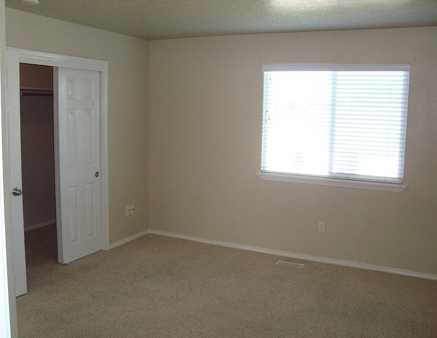 Spacious Beautiful Caldwell 3 Bed 2 Bath Home — Photo 2