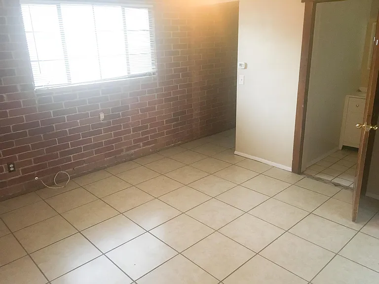 1233 N Tyndall Ave — Photo 4