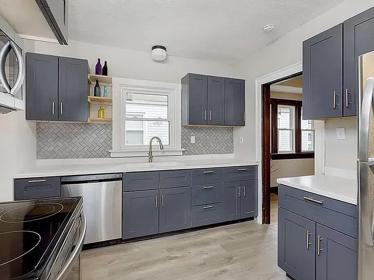 1435 W 28th St — Photo 6