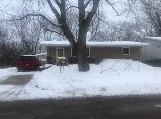 6342 N Devonshire Dr, Peoria, IL 61615
