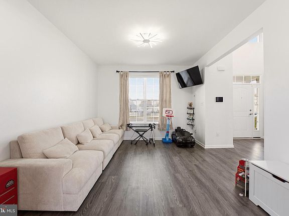 4th image of 1 Champlain St
