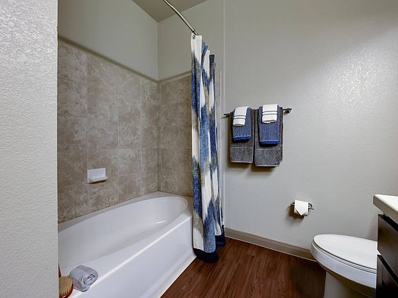 5th image of 1393 E Woodview Dr #1001