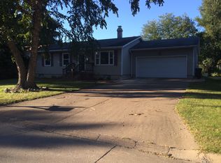 807 Sunrise Cir, Muscatine, IA 52761