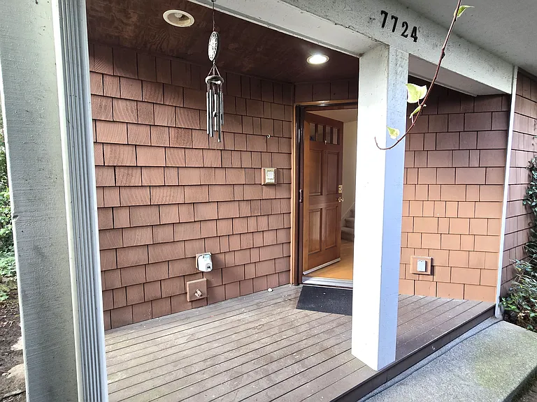 7724 E Green Lake Dr N — Photo 30