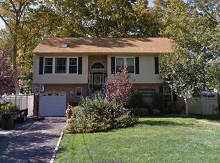 56 Penny St, West Islip, NY 11795
