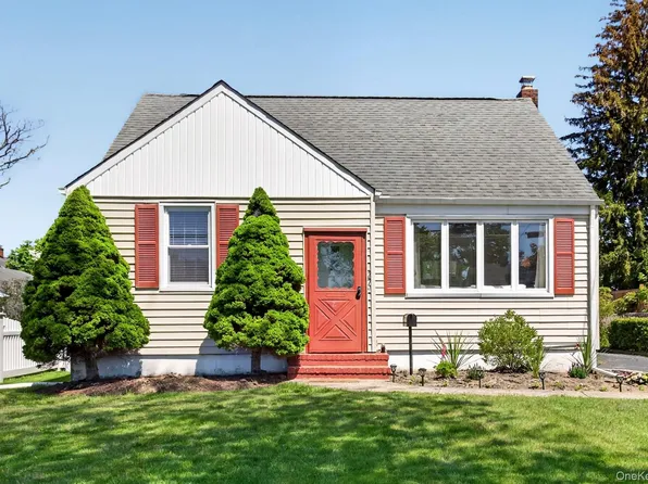 27 Spruce Street, Islip, NY 11751