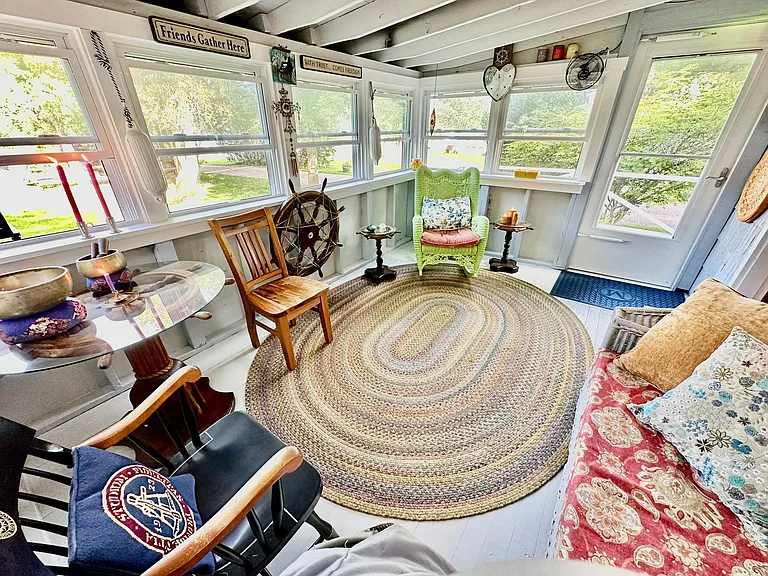 Perched on a level higher than all neighbours, the vantage point is fabulous.