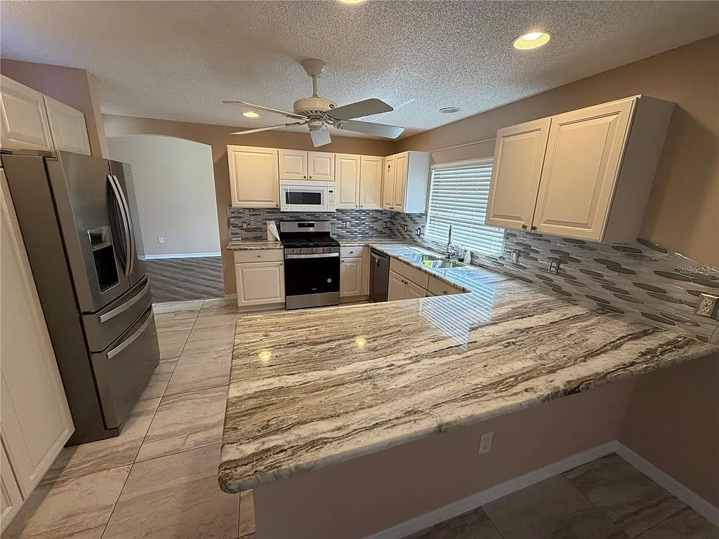 3 bed, 2.0 bath, 1979 sqft, $2,600 — Photo 4