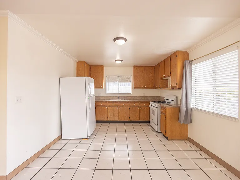 429 S Ferris Ave — Photo 6