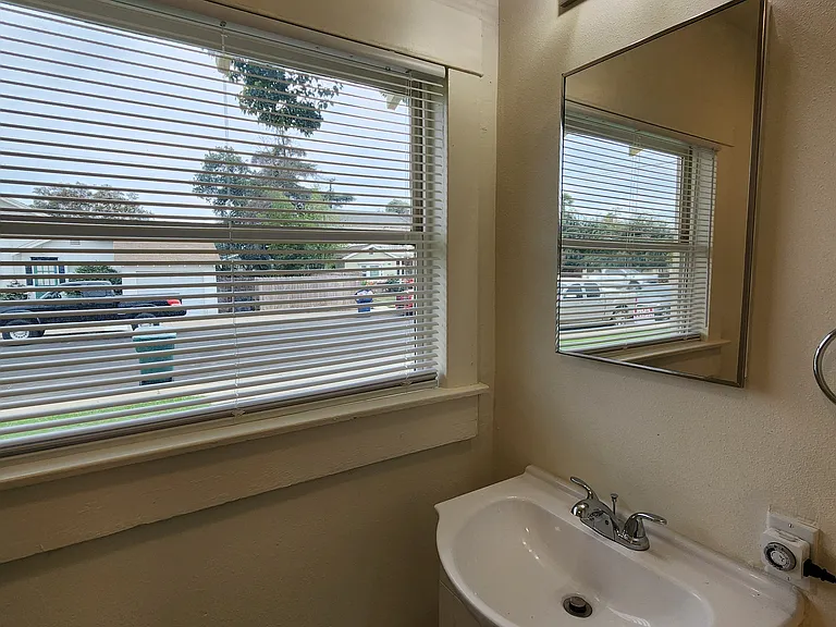 401 N Cherry St — Photo 29