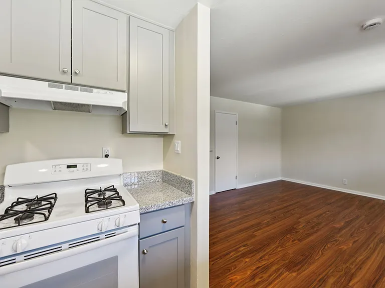 ROCKINGHAM APARTMENTS — Photo 32