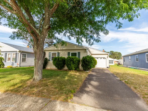 12 Mayaquez Ln, Toms River, NJ 08757