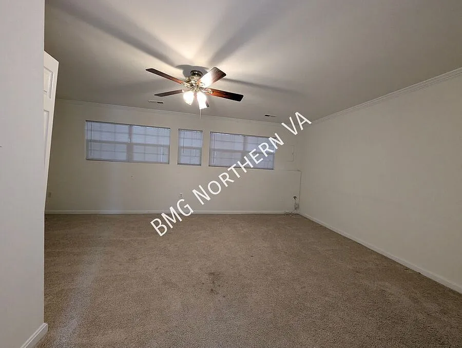 Beautiful 4 Bed 2.5 Bath Townhome In Convenient Wellington Community — Photo 4